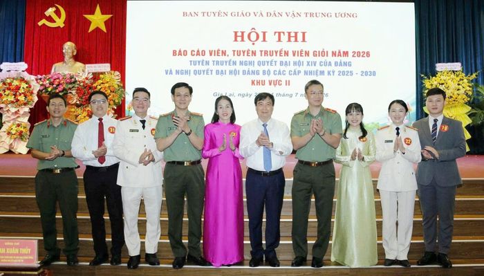 Thiếu tướng Phạm Kim Đĩnh, Cục trưởng Cục Công tác chính trị - Bộ Công an và Đại tá Ngô Cự Vinh, Phó Giám đốc Công an tỉnh Gia Lai, chụp ảnh lưu niệm cùng các thí sinh tham gia hội thi.