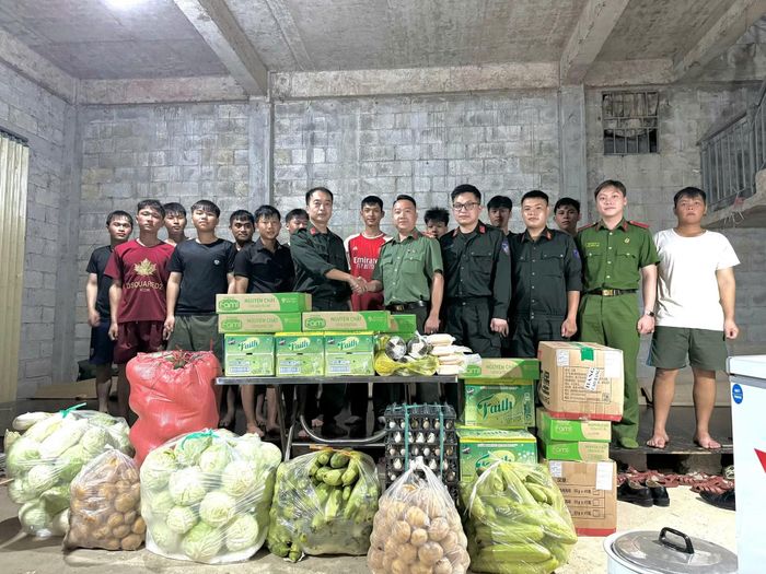 Những nhu yếu phẩm, lương thực, thực phẩm là những phần quà ý nghĩa tặng các chiến sĩ trên công trường vùng cao.