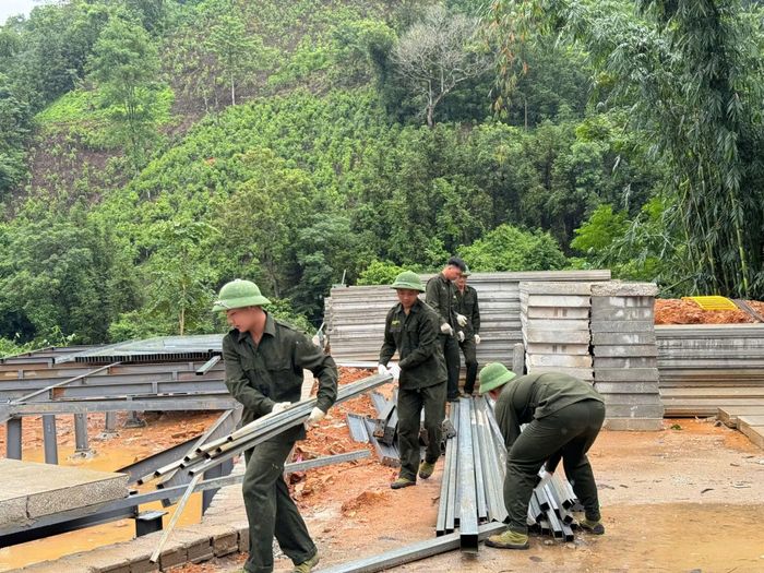 Những công nhân xây dựng đặc biệt trên công trường vùng cao.