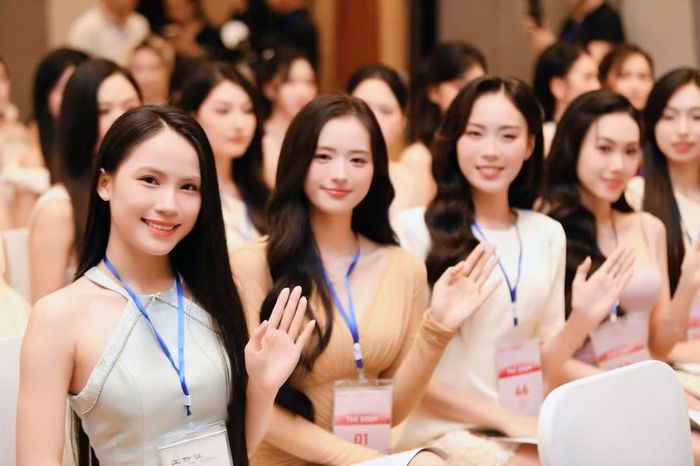 Các thí sinh đến từ sớm dự vòng sơ khảo.