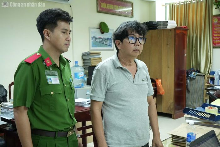 Cơ quan CSĐT tống đạt các quyết định tố tụng đối với bị can Tú.
