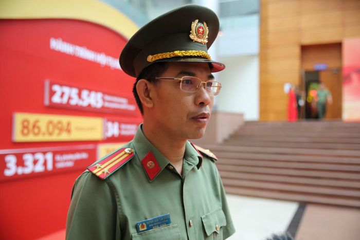 Trung tá Huỳnh Văn Tấn Đông - Phó Trưởng phòng Tham mưu Công an TP Đồng Nai, trao đổi về sự chuẩn bị của đội nhà.