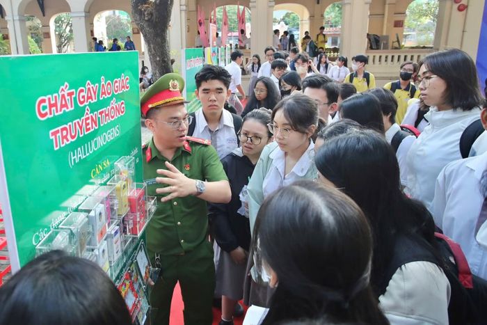 Công an TP Hồ Chí Minh tăng cường tuyên truyền về tác hại của các loại ma túy cho giới trẻ…