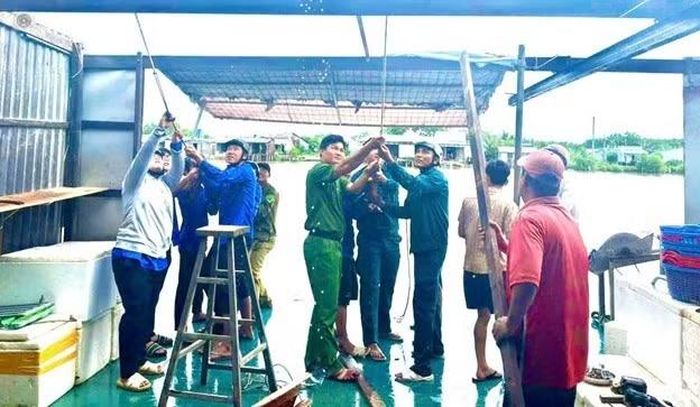 Công an xã Tam Giang cùng Dân quân thường trực, đoàn thanh niên sửa chữa căn nhà dân bị ảnh hưởng dông lốc.