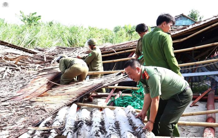Công an xã Đá Bạc cùng lực lượng ANTT cơ sở kịp thời di dời tài sản các hộ dân bị ảnh hưởng bởi dông lốc xảy ra ngày 27/7.