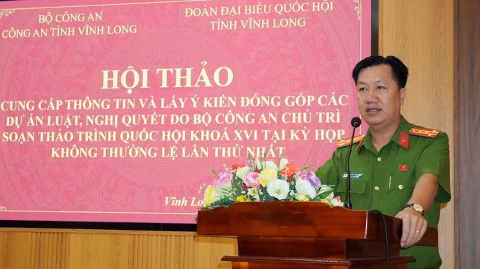 Đại tá Nguyễn Văn Hạnh, Phó Giám đốc Công an tỉnh Vĩnh Long phát biểu tại hội thảo.