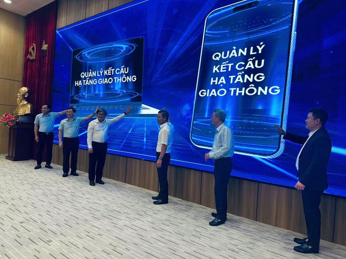 Các đại biểu cùng nhấn nút khởi động Hệ thống quản lý kết cấu hạ tầng giao thông trên nền bản đồ số.