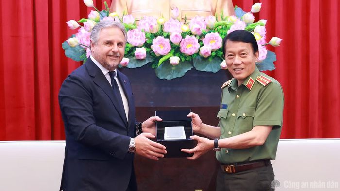 Ông Daniele Tavarno tặng quà lưu niệm Bộ trưởng Lương Tam Quang.