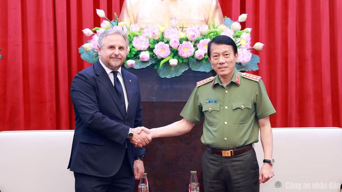 Bộ trưởng Lương Tam Quang và ông Daniele Tavarno.