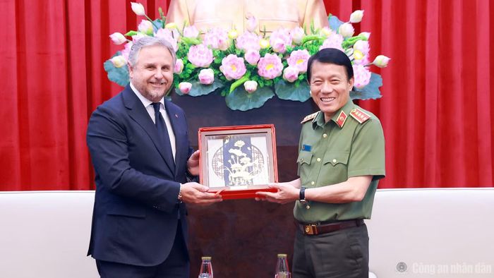 Bộ trưởng Lương Tam Quang tặng quà lưu niệm ông Daniele Tavarno.