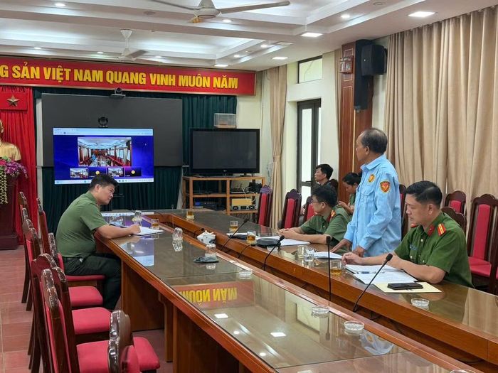 Công dân trình bày kiến nghị tại điểm cầu cơ sở.