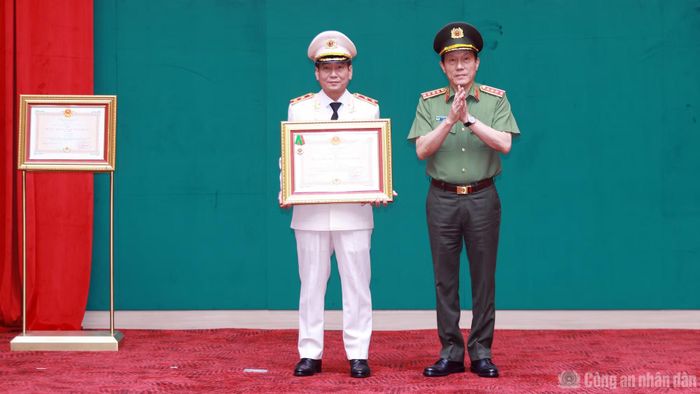 Thừa ủy quyền, Bộ trưởng Lương Tam Quang trao Huân chương Bảo vệ Tổ quốc hạng Ba tặng Trung tướng Đặng Xuân Hồng.