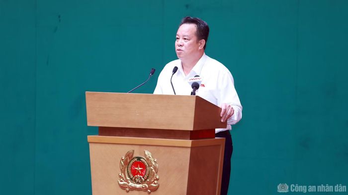 Thiếu tướng Nguyễn Quốc Hùng, Phó Chủ nhiệm Ủy ban Quốc phòng, An ninh và Đối ngoại của Quốc hội phát biểu tại hội nghị.