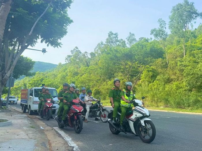 Công an phường Sơn Trà phối hợp các đơn vị chức năng tuần tra, nhắc nhở người dân, du khách chấp hành quy định khi tham quan bán đảo Sơn Trà.