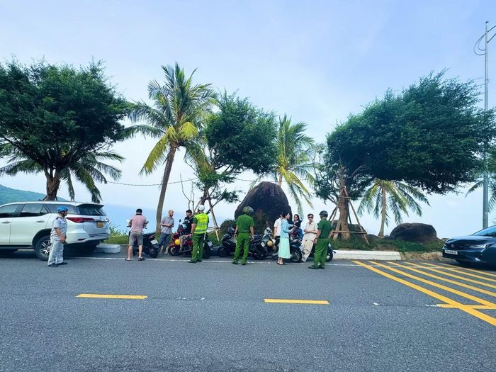 Công an phường Sơn Trà tăng cường kiểm tra, xử lý các hành vi vi phạm, góp phần lập lại trật tự, giữ gìn môi trường du lịch tại bán đảo Sơn Trà.