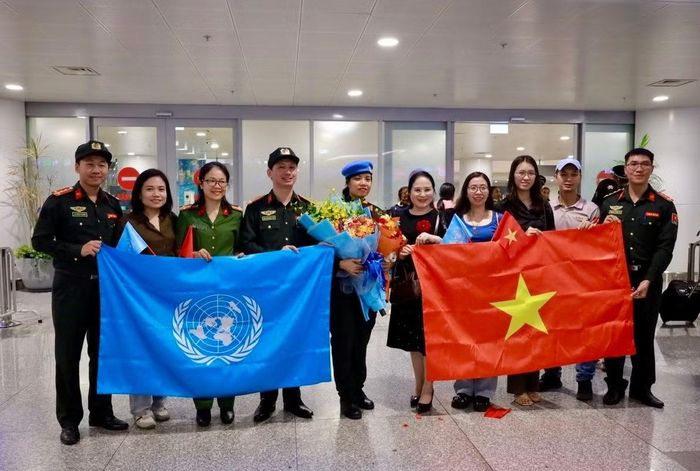 Các đồng chí lãnh đạo, CBCS Văn phòng thường trực Bộ Công an về GGHB LHQ và người thân, đồng nghiệp của Trung tá Bùi Thị Hiền đã có mặt tại sân bay đón chị trở về quê hương.