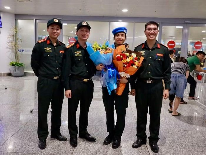 Thượng tá Nguyễn Ngọc Hải, Phó trưởng phòng cùng CBCS Văn phòng Thường trực Bộ Công an về GGHB LHQ đón Trung tá Bùi Thị Hiền về nước chiều ngày 29/7.