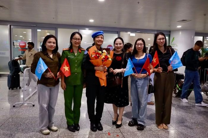 Các đồng chí lãnh đạo cơ quan và đồng nghiệp chúc mừng Trung tá Bùi Thị Hiền hoàn thành xuất sắc nhiệm vụ về nước.