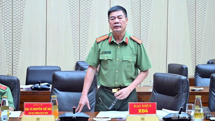 Các đại biểu đóng góp ý kiến tại cuộc họp.