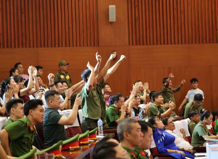 Cổ động viên của các đội vô cùng sôi nổi và tưng bừng, hết lòng cổ vũ cho đội nhà...