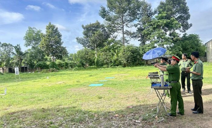 Một vận động viên Đội tuyển Công an tỉnh Vĩnh Long tập luyện môn bắn súng ngắn