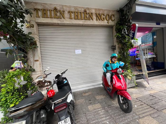 Cửa hàng Thiên Thiên Ngọc cũng đóng cửa.