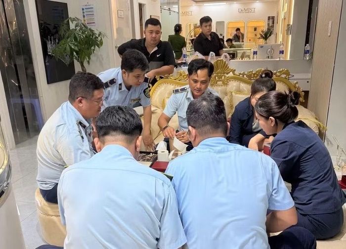 Lực lượng chức năng kiểm tra một công ty kinh doanh trang sức trên địa bàn phường Tân Sơn Nhì.