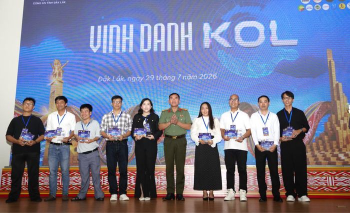 Lãnh đạo Phòng An ninh mạng và phòng, chống tội phạm sử dụng công nghệ cao Công an Đắk Lắk trao Kỷ niệm chương cho các KOL có những đóng góp tích cực cho xã hội thời gian qua.