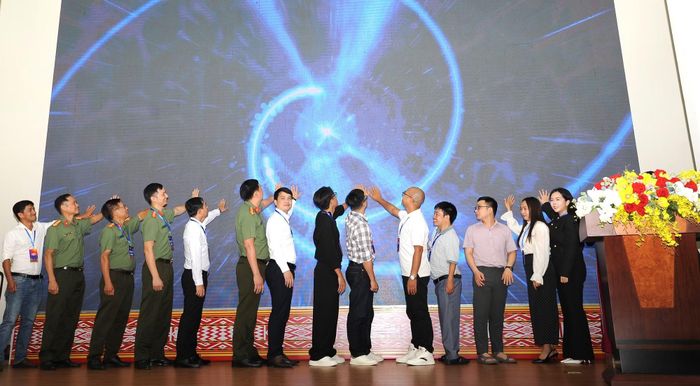Các thành viên CLB Niềm tin số Đắk Lắk nhấn nút thành lập CLB tại hội nghị.