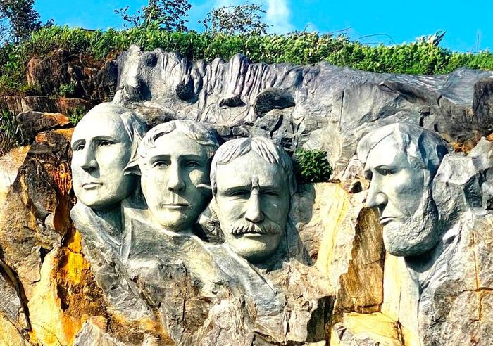 Mô hình tượng bốn vị Tổng thống Mỹ (phiên bản núi Rushmore), tại tại điểm check-in của Công ty TNHH ANSAPA. Ảnh: Quốc Hồng