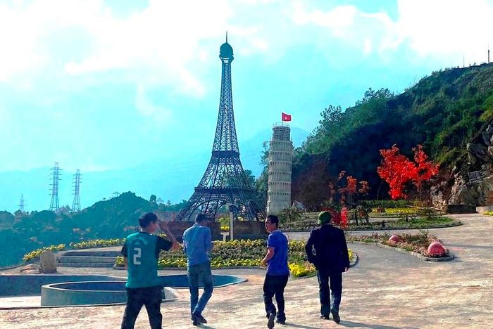 Mô hình tháp Eiffel và tháp nghiêng Pisa, tại điểm check-in của Công ty TNHH ANSAPA. Ảnh: Quốc Hồng