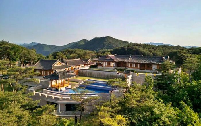 Một trong những dự án khách sạn mới thú vị nhất là Hanok Heritage (ở huyện Yeongwol, tỉnh Gangwon). Đây là nơi lý tưởng để khách du lịch trải nghiệm nghệ thuật nghỉ ngơi và sự duyên dáng của lòng hiếu khách Hàn Quốc. Ảnh: robbreport.co.th