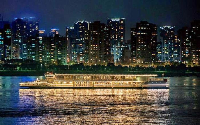 Seoul nổi tiếng với những đường chân trời kỳ vĩ. Nhưng cách tốt nhất để chiêm ngưỡng phong cảnh thành phố là từ trên mặt nước, với tour kết hợp ăn tối và du ngoạn trên sông Hàn. Ảnh: tripadvisor