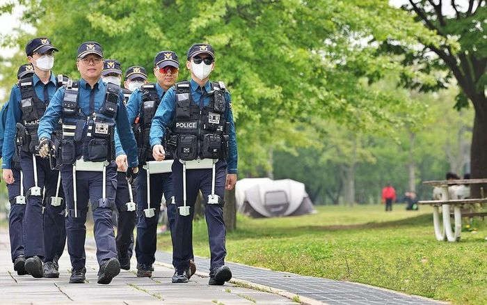 Nhằm tăng cường an ninh công cộng, Cơ quan Cảnh sát Quốc gia Hàn Quốc có kế hoạch thí điểm chương trình "Cảnh sát Thông minh Hàn Quốc" - với các thiết bị tiên tiến như máy bay không người lái, robot đeo trên người và xe đạp điện - đến hết tháng 6. Ảnh: Yonhap
