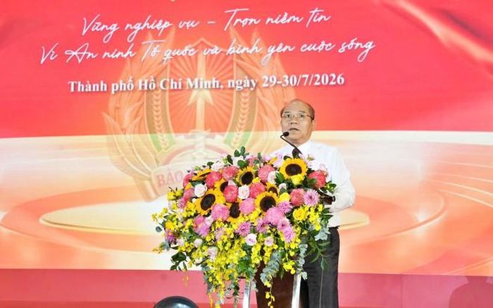 Thiếu tướng Nguyễn Viết Giang và đồng chí Trần Văn Bảy phát biểu tại lễ khai mạc Hội thi Lực lượng tham gia bảo vệ an ninh trật tự ở cơ sở giỏi khu vực phía Nam năm 2026.