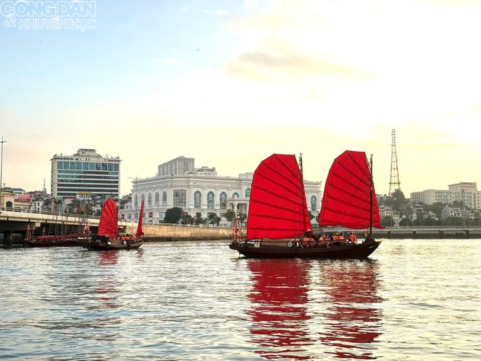 Không chỉ là phương tiện, mỗi chiếc thuyền ba vách kể câu chuyện về nghề đóng thuyền lâu đời, sự sáng tạo của cư dân biển. Ảnh: TT