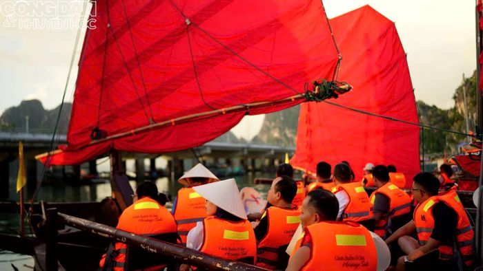 Du khách thích thú khi được lướt sóng cùng thuyền ba vách. Ảnh: CK
