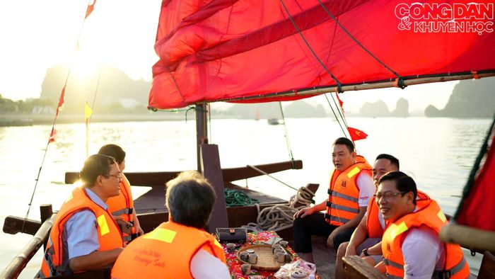 Tạm gác lại mọi lo toan, bộn bề khi lướt sóng cùng thuyền ba vách. Ảnh: CK