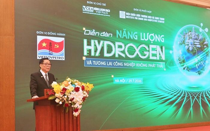 TS. Mai Duy Thiện, Chủ tịch VCEA, Tổng Biên tập Tạp chí Năng lượng sạch Việt Nam phát biểu khai mạc diễn đàn.