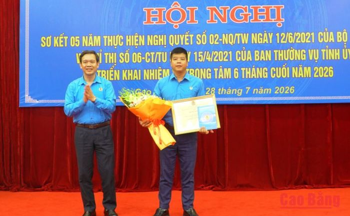 Thừa ủy quyền Ban Chấp hành Tổng Liên đoàn Lao động Việt Nam, đồng chí Hà Ngọc Tú, Tỉnh ủy viên, Chủ tịch Liên đoàn Lao động tỉnh trao Bằng khen cho cá nhân có thành tích xuất sắc trong tổ chức tháng hành động về An toàn, vệ sinh lao động năm 2026.