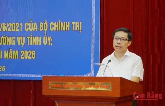 Đồng chí Vũ Khắc Quang, Phó Chủ tịch Thường trực Ủy ban MTTQ Việt Nam tỉnh phát biểu tại hội nghị.