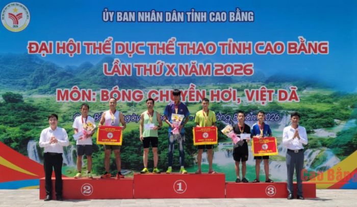 Ban Tổ chức trao giải cho các vận động viên ở nội dung đồng đội nam 10 km.