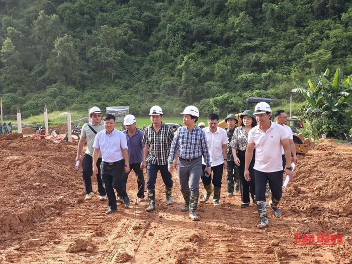 Chủ tịch UBND tỉnh Lê Hải Hòa kiểm tra tiến độ xây dựng dự án trường nội trú liên cấp tại xã Trường Hà.