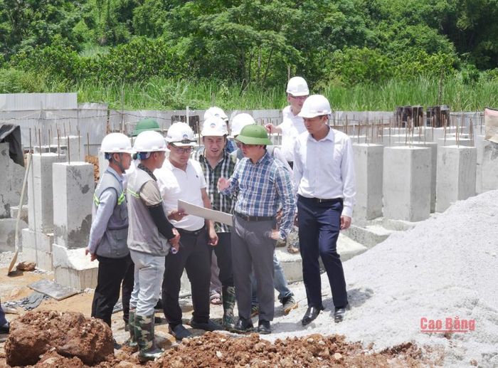 Chủ tịch UBND tỉnh Lê Hải Hòa kiểm tra tiến độ thi công dự án trường nội trú liên cấp tại xã Phục Hòa.