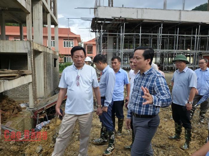 Chủ tịch UBND tỉnh Lê Hải Hòa kiểm tra tiến độ thi công dự án trường nội trú liên cấp tại xã Lũng Nặm.