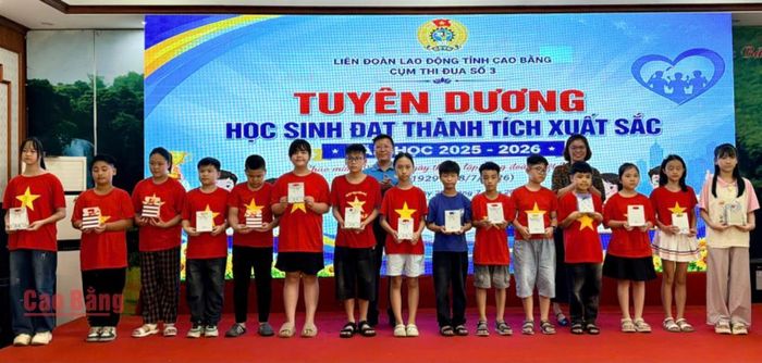 Cụm thi đua số 3 - Liên đoàn Lao động tỉnh tuyên dương, trao quà cho các học sinh là con đoàn viên, người lao động có thành tích xuất sắc trong học tập và rèn luyện năm học 2025 - 2026.