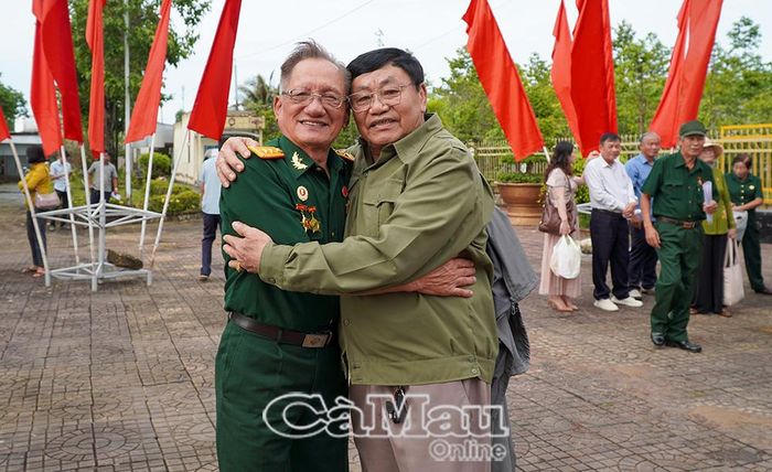 Cái ôm của các cựu chiến binh Trung đoàn 10 trong ngày trở lại chiến trường xưa sau nhiều năm xa cách.