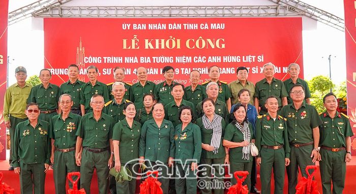 Cựu chiến binh Trung đoàn 10 chụp ảnh kỷ niệm trong ngày công trình được khởi công.