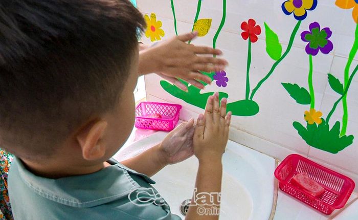 Hướng dẫn trẻ thường xuyên rửa tay bằng xà phòng để phòng bệnh. Ảnh: MINH LUÂN