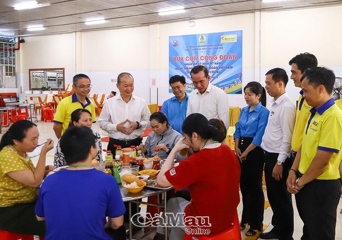  Lãnh đạo LĐLĐ tỉnh và Công ty Cổ phần Tập đoàn Thủy sản Minh Phú gặp gỡ, thăm hỏi đoàn viên, người lao động tham gia chương trình “Bữa cơm Công đoàn”.